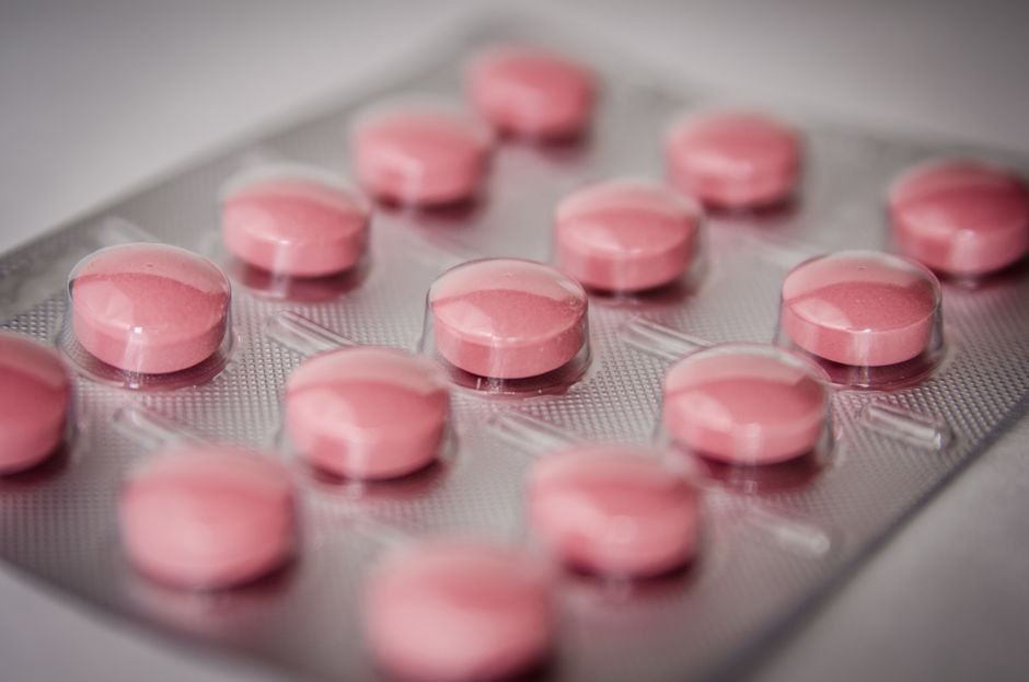 ট্যাবলেটের blister pack — দৈনন্দিন ওষুধের adverse drug reaction প্রায়ই প্রথমে সাধারণ সোশ্যাল মিডিয়া কমেন্টেই রিপোর্ট হয়
