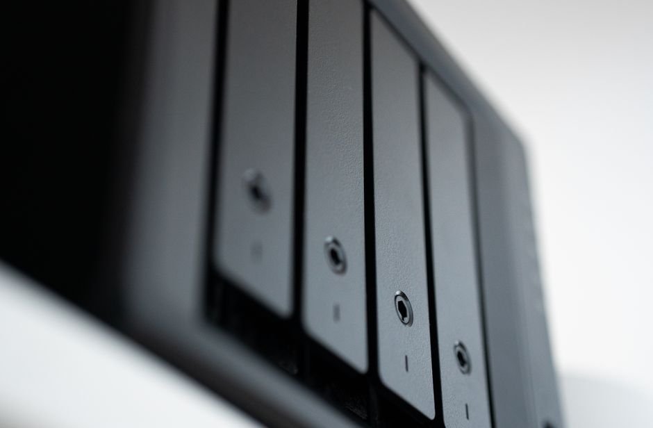 Modern server storage array unit - the kind of hardware behind an Oracle ASM disk group