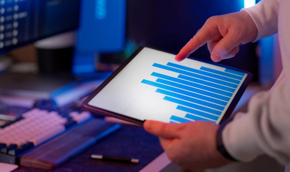 Performance dashboard with graphs, the kind of at-a-glance view an Oracle AWR report load profile provides