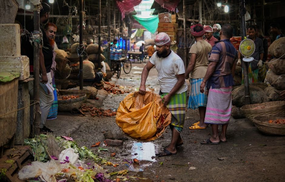 ব্যস্ত ঢাকার রাস্তার দৃশ্য — বাংলাদেশি সোশ্যাল মিডিয়া কমেন্টের পেছনের বাস্তব গ্রাহকেরা
