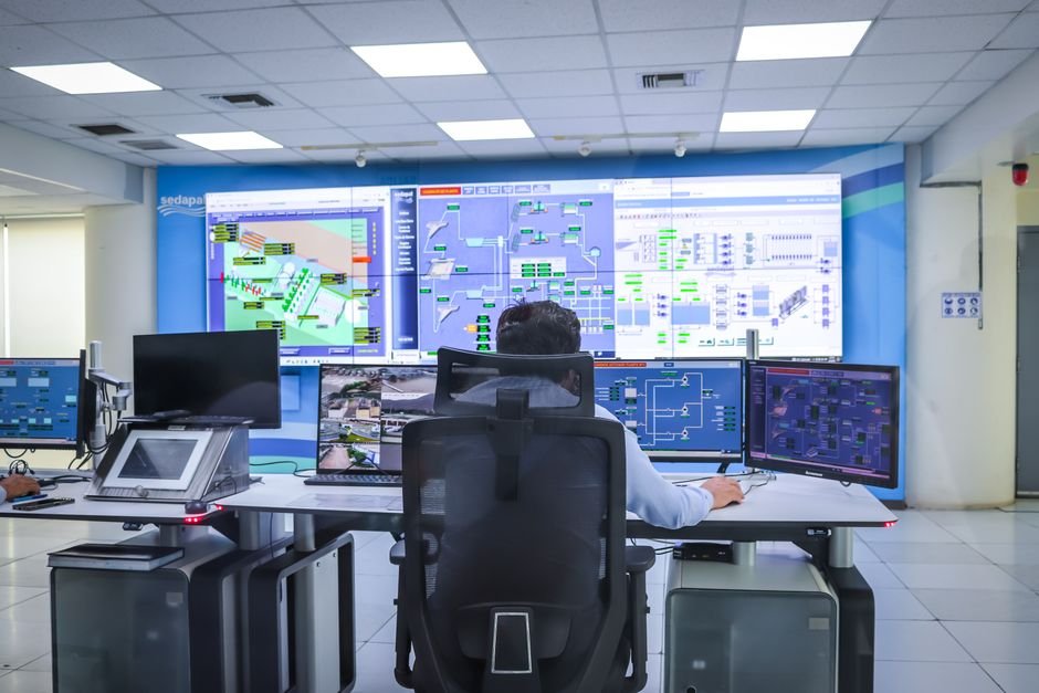 Network operations center monitoring screens — rehearsing an Oracle Data Guard switchover under observation