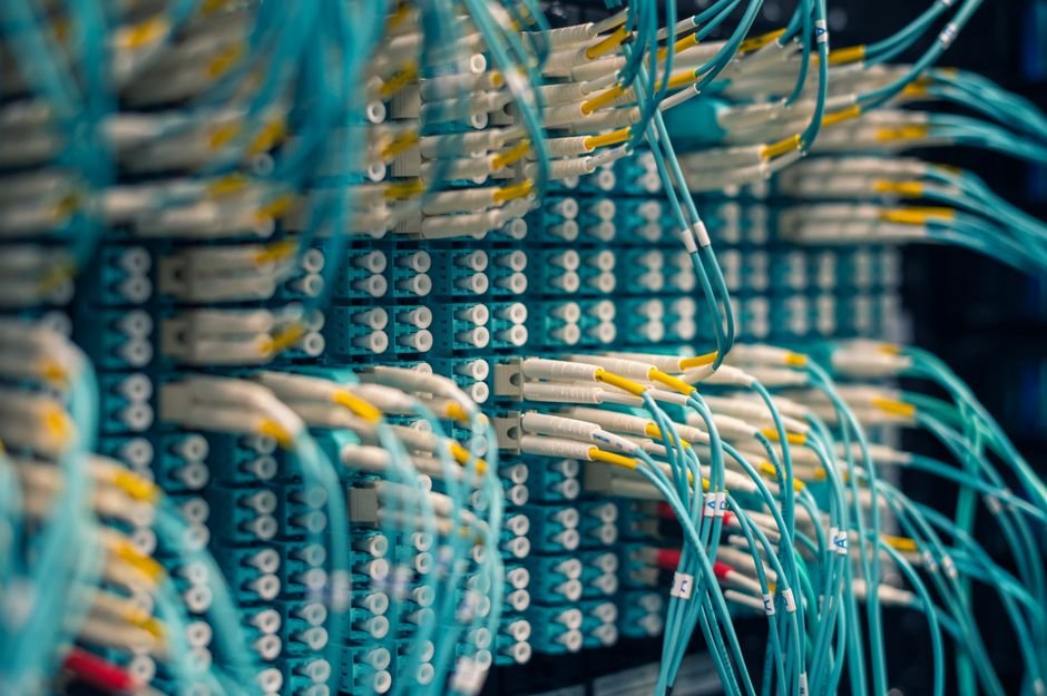 Standby database server room with network cabling — Oracle Data Guard redo transport architecture