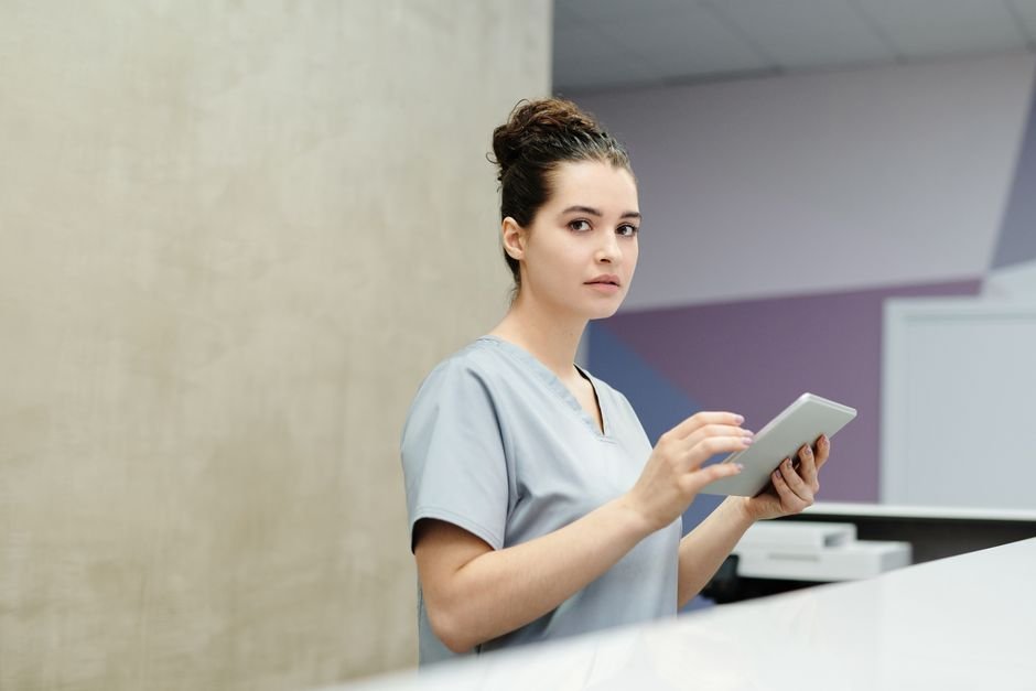 আধুনিক হাসপাতালের রিসেপশন ডেস্ক - হেলথকেয়ার ERP সিস্টেমের রোগী রেজিস্ট্রেশনের সম্মুখভাগ