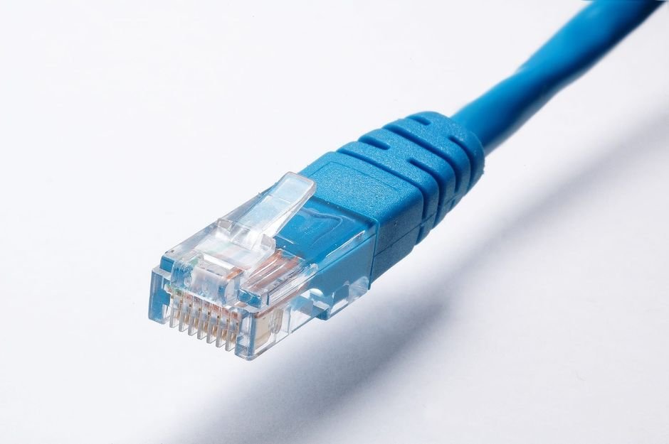 Ethernet cable plug - the physical link to test when Oracle listener TNS errors appear