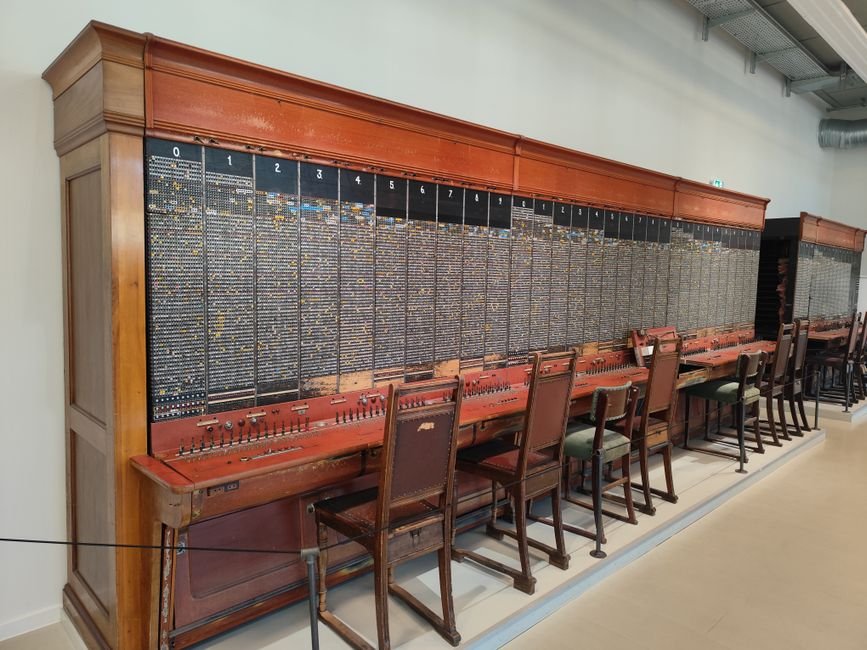 Vintage telephone switchboard - the classic analogy for the Oracle listener brokering connections