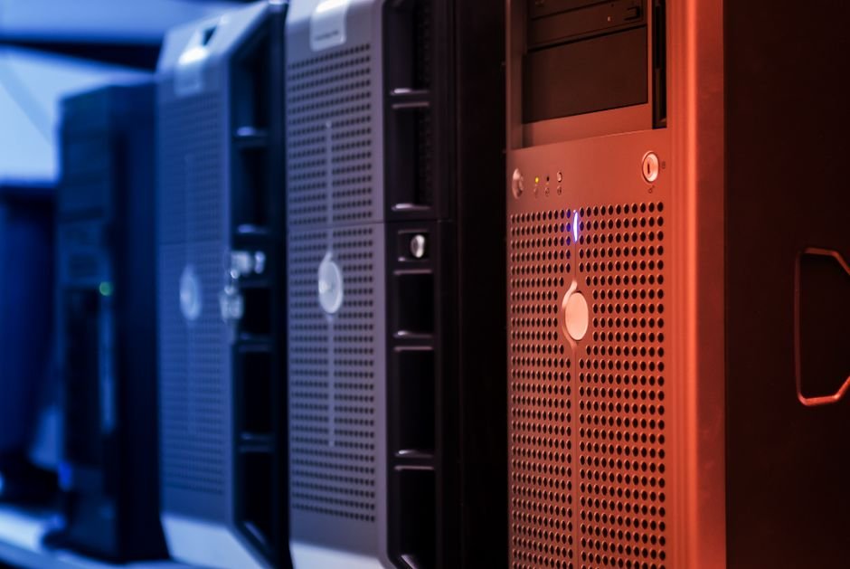 Server room racks in a data center — consolidating Oracle workloads onto fewer servers with CDB and PDB architecture