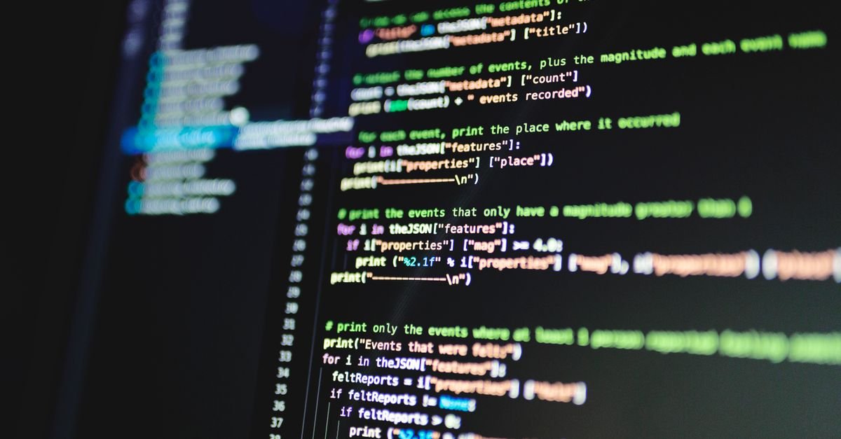Code and logs on a dark screen - reading the full error stack in the alert log and trace files