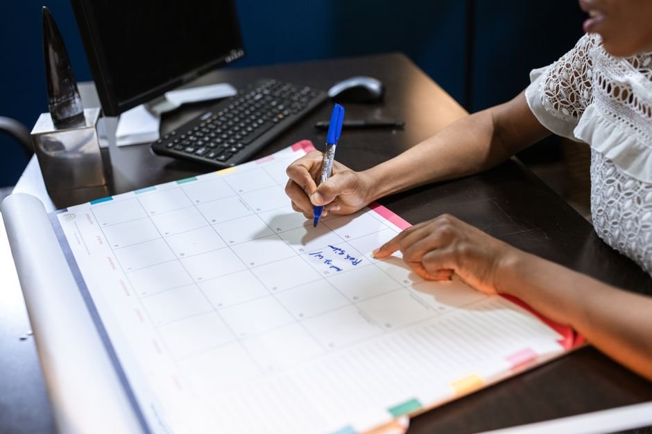 Calendar planning on a desk โ monthly range partitions align Oracle data lifecycle with the business calendar