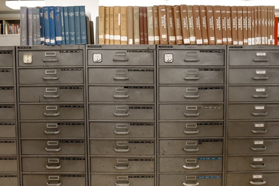 Filing cabinet archive drawers โ the rolling-window pattern archives old Oracle partitions instead of deleting rows