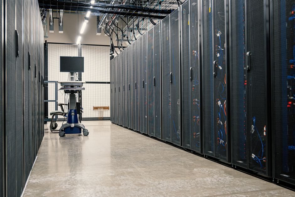 Rows of server racks in a data center, the kind of hardware an Oracle RAC runs on while parallel query sessions wait