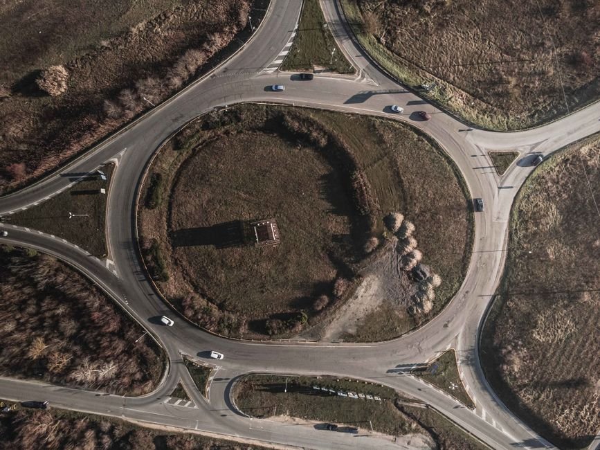 Aerial view of a circular roundabout, a picture of Oracle undo segments recycling like a circular buffer