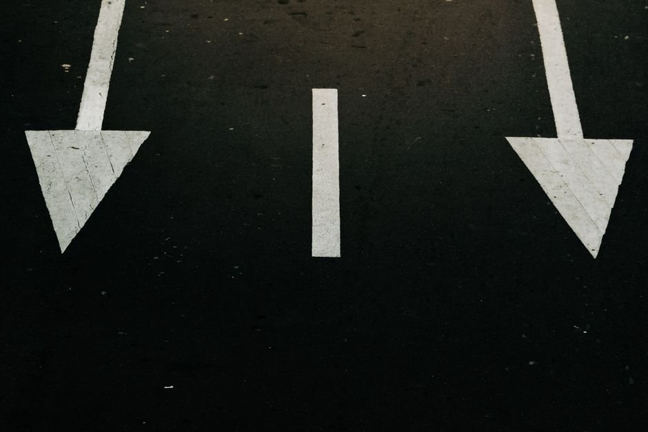 Two opposite direction arrows on a street, like Oracle undo and redo protecting the past and the future